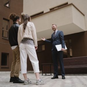 Молитва, щоб продати квартиру: звернення до святих та правила читання