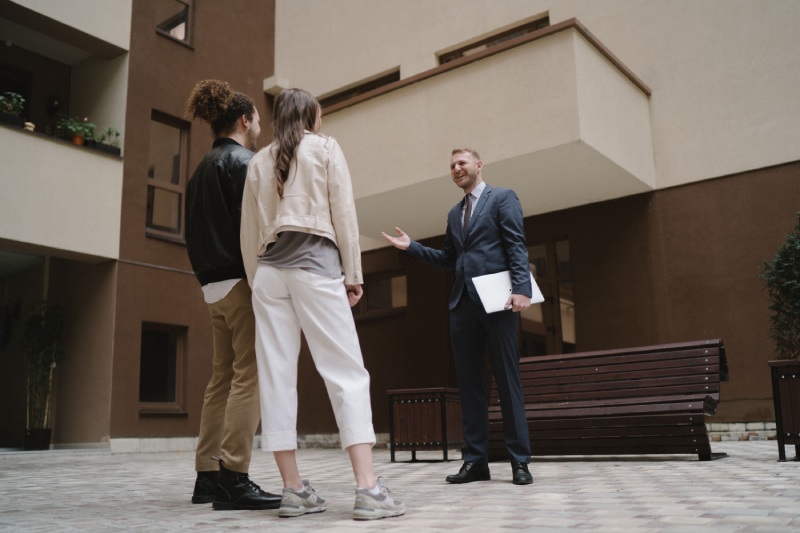 Молитва, щоб продати квартиру: звернення до святих та правила читання