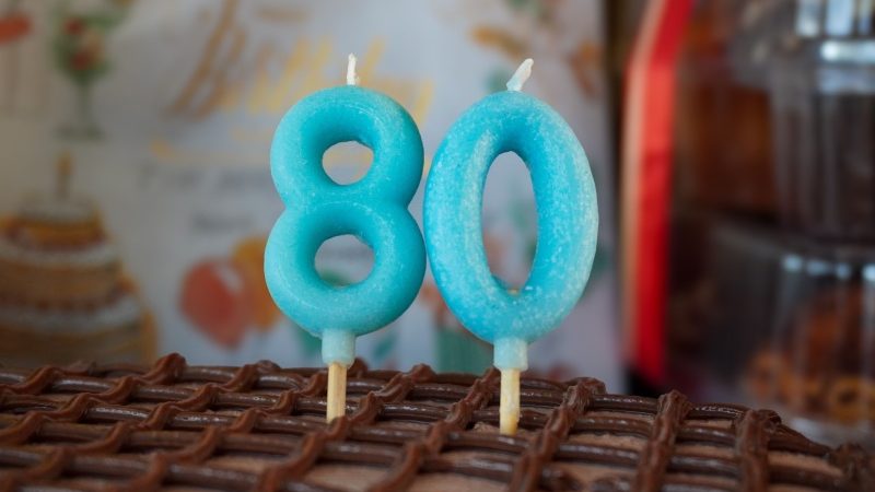 Картинки з ювілеєм 80 років чоловікові: вітальні листівки та тексти
