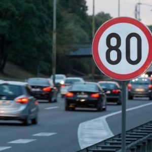 Мінімальна швидкість на автомагістралі за ПДР України: правила та винятки