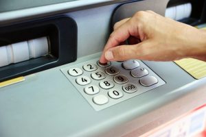 Як зняти гроші в банкоматі без картки: покрокові способи