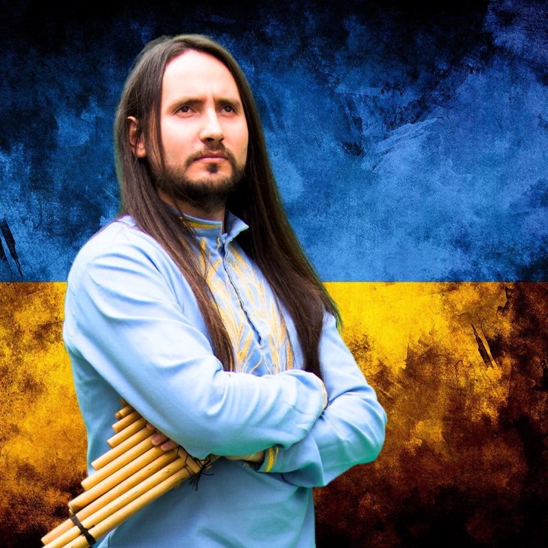 Янко Лобунець на тлі українського прапора