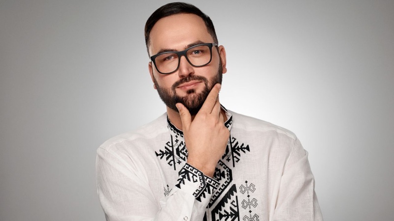 Сергій Лиховида у вишитій сорочці