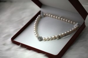 Що подарувати на Перше Причастя дівчинці: ідеї та поради